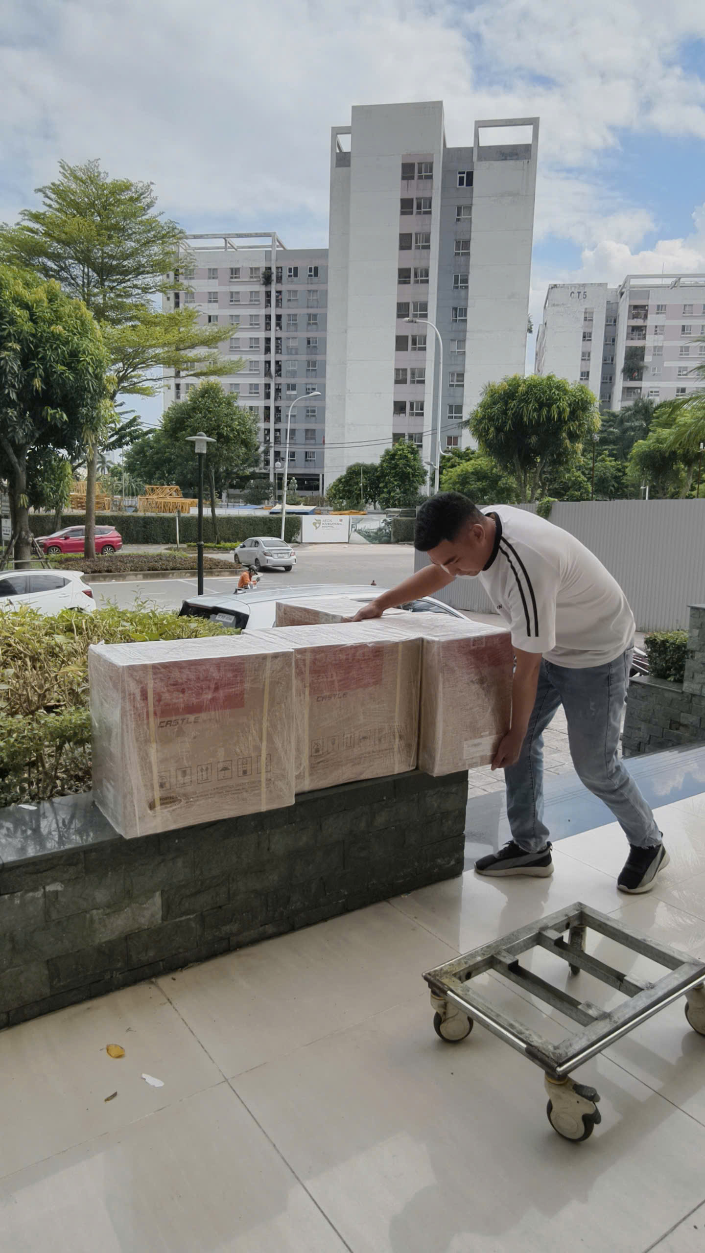 Nhân viên giao hàng bộ lưu điện UPS nặng 24.5kg